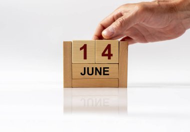 14 Haziran 'da tahta küp takvimine yazı yazılmış. Bağış günü veya bayrak günü