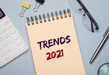 2021 Trends yazıtları ofis masasında. iş ve finans