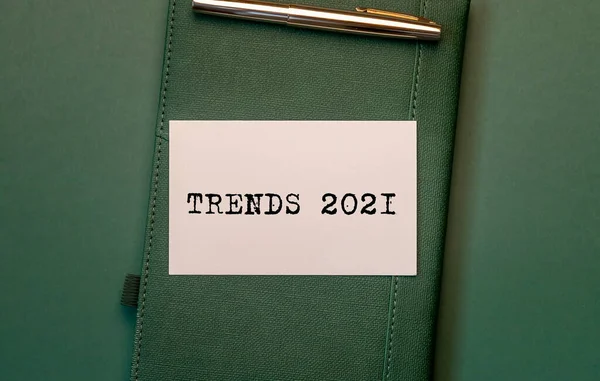 2021 Trendy napis na stole biurowym. biznes i finanse — Zdjęcie stockowe