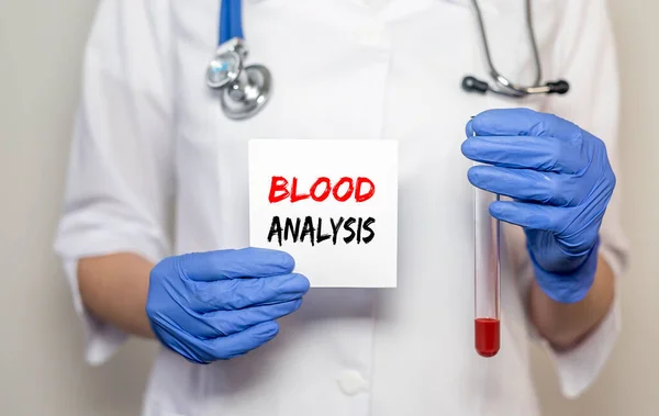 Inskripsi Analisis Darah Atas Kertas Tangan Dokter Wanita Dengan Tabung — Stok Foto