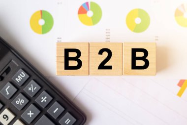 B2B kısaltması, pazarlama belgelerinde kullanılan zarlar. BtoB iş konsepti.