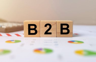 B2B kısaltması, pazarlama belgelerinde kullanılan zarlar. BtoB iş konsepti.