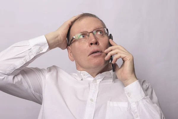 Homem Falando Por Telefone Segurando Mão Cabeça Com Medo Surpresa — Fotografia de Stock