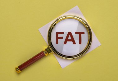 Sarı arkaplanda şişman kelime yazıtları.