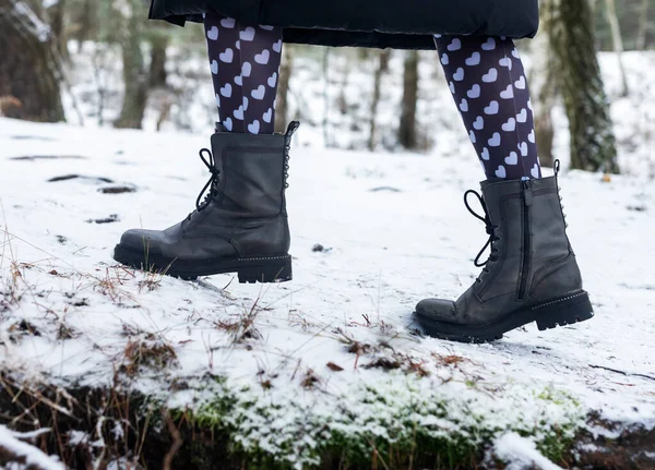 雪道上的女靴 2月14日 穿着可笑的可爱紧身衣在冬季森林里散步或漫步 上面印着红心 — 图库照片