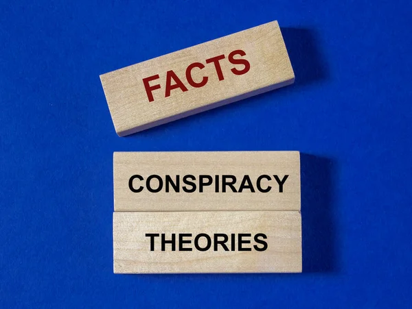 Factos Contra Teorias Conspiração Inscrição Blocos Madeira Azul Governo Ideias — Fotografia de Stock