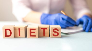 Küpler, diyet konsepti ve doktor elleri hakkında diyet kelimeleri.