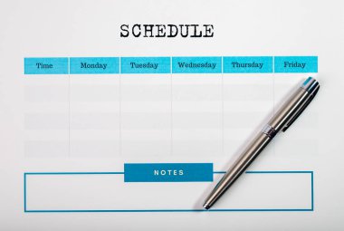 Boş haftalık planlayıcı veya düzenleyici kalem, düz yatar.