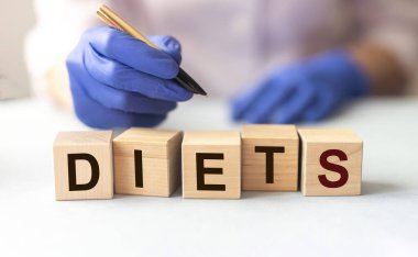 Diyet kelimesi doktorun ellerinde, diyet konsepti.