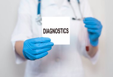 Doktorun elinde kağıt üzerinde teşhis kelimesi ve arka planda kan örneği var..