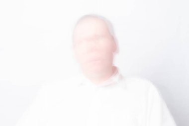 Zihinsel bozukluk konsepti. Şizofreni ya da psikoz olan bir adamın odaksız yüzü..