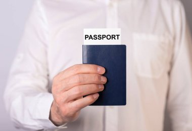 Pasaportu tutan erkek, kapat..