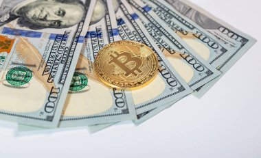 Bitcoin ya da BTC altın sikkesi, üzerinde dolar banknotlarının şifreleme işareti olan.