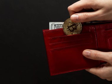 Bitcoin madeni para ve kırmızı cüzdan siyah arka planda, yakın yakın
