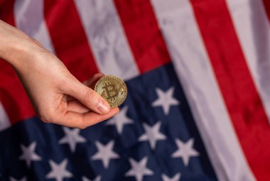 Altın parlayan bitcoin Amerikan bayrağını kadının ellerine teslim etti..