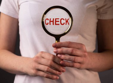 Sözcüklerle büyüteç Kadın vücudundaki lenslerle kontrol et.