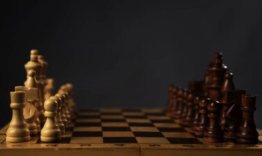 Başlangıçta satranç taşlı satranç tahtası veya kopyalama alanı ile gri arkaplan üzerinde başla.