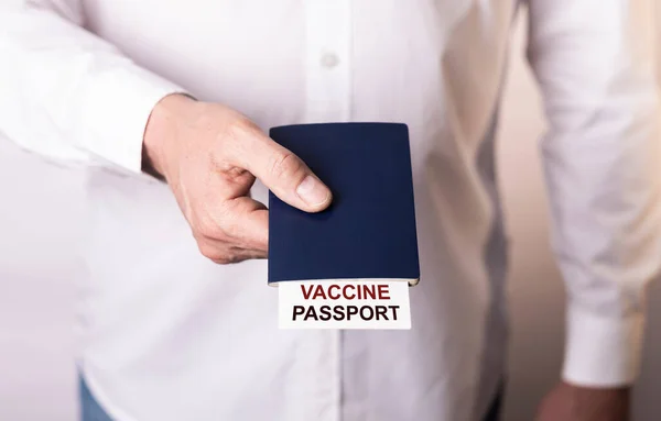 Manlig Hand Som Ger Vaccin Pass Mot — Stockfoto