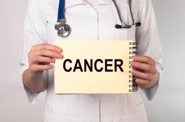 Kanser kelimesi, yazı. Kağıt doktorun elinde..