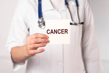 Kanser kelimesi, yazı. Kağıt doktorun elinde..