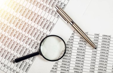 Nakit akışı ve kalemle ilgili muhasebe raporu için düz belge yatağı