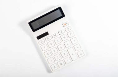 Beyaz arkaplanda beyaz hesap makinesi, üst görünüm.