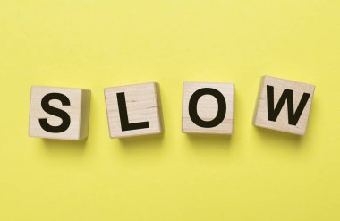 Sarı arka plandaki zarlar hakkında yavaş kelime.