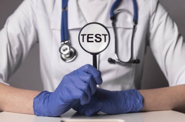 Kadın doktor ellerinde kelime testi. tıbbi konsept.