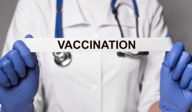 Doktorların elindeki kağıtlara aşı yazıları..