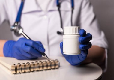 Doktor reçete yazıyor. Kapatın. Tıbbi ve eczane kavramı.