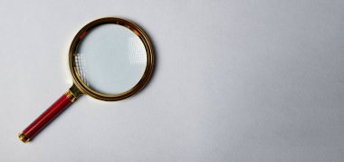 Gri arkaplanda büyüteç, kopyalama alanı olan seo konsepti.