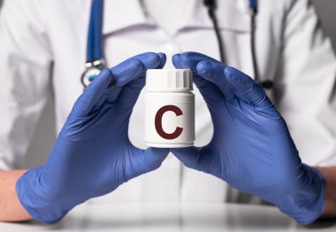 Doktor ellerinde beyaz kavanozda C vitamini, reçete..
