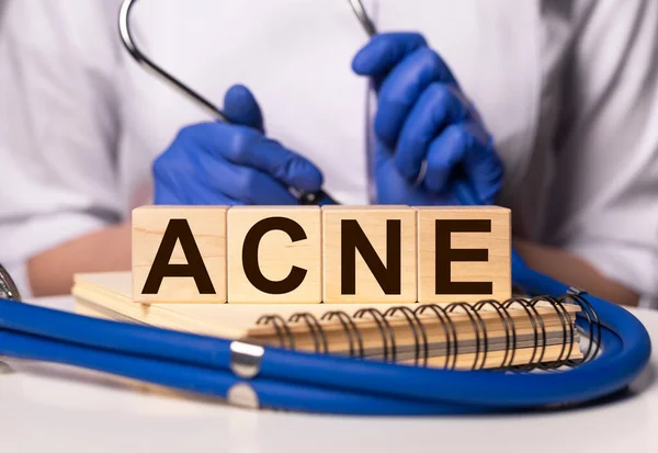 Parola Dell Acne Iscrizione Carta Nelle Mani Del Medico Problema — Foto Stock