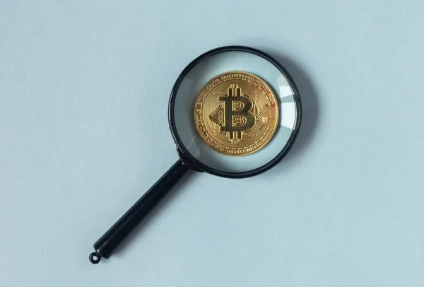 Bitcoin Mynt Genom Förstoring Glas Blå Bakgrund — Stockfoto