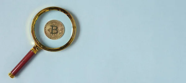 Bitcoin Mynt Genom Förstoringsglas Blå Bakgrund Banner Med Kopieringsutrymme — Stockfoto