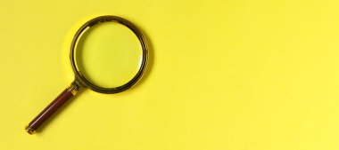 Kopyalama alanı ve büyüteçle son moda sarı pankart.