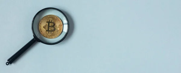 Bitcoin Mynt Genom Förstoringsglas Blå Bakgrund Banner Med Kopieringsutrymme — Stockfoto