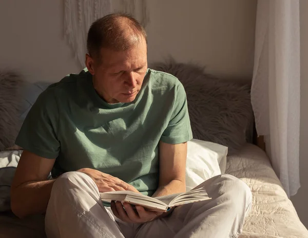 Reifer Mann Liest Buch Reife Person Auf Dem Bett Ruht — Stockfoto