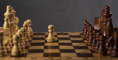 Satranç tahtasındaki beyaz piyonun ilk adımı. Konsepti başlat.