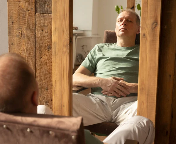 Reifer Erwachsener Mann Der Vor Dem Spiegel Sitzt Und Sich — Stockfoto