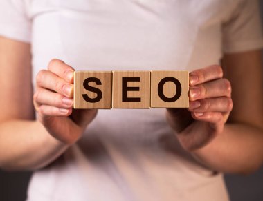 Ellerindeki tahta küplerle ilgili SEO kısaltması.