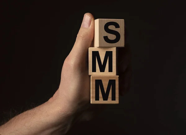 Smmの頭字語 コピースペースと黒の背景に男性の手の中に木製のキューブに碑文 マーケティング — ストック写真