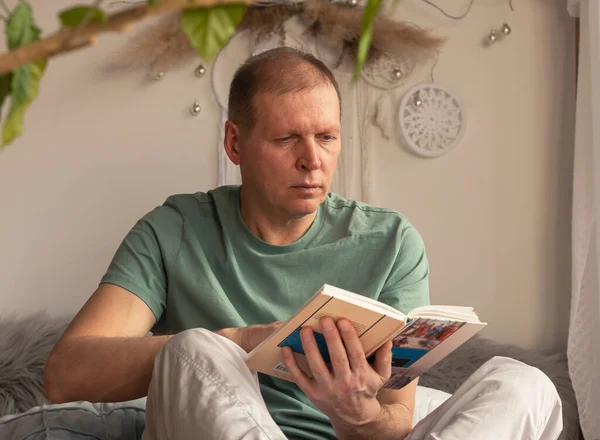 Reifer Mann Mittleren Alters Liest Buch Gemütlicher Wohnung Tageslicht — Stockfoto