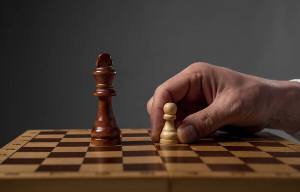 Концепция бизнес стратегии. Пешка делает последний шаг, чтобы сделать мат в шахматах.