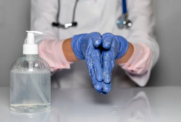 Γιατρός Χέρια Μπλε Γάντια Καθαρισμού Και Πλύσιμο Των Χεριών Απολυμαντικό — Φωτογραφία Αρχείου
