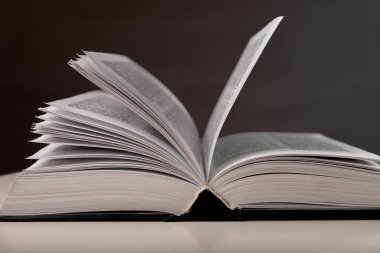 Sayfaları çevirerek kitabı aç. Masanın üzerinde sert bir kapakla ders kitabı. Eğitim ve öğrenme kavramı