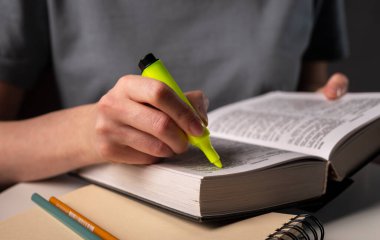 Sarı fosforlu kalem tutan, kitap ya da ders kitabı okuyan, not alan, altını çizen ve geceleri sınava hazırlanan öğrenci elleri. Eğitim kavramı