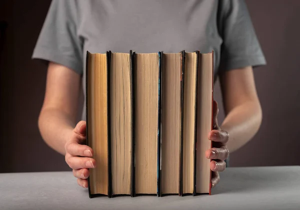 Bokälskare hålla horisontella stapel av böcker i händerna, läsare — Stockfoto