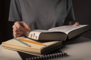 Geceleri kırtasiyeli masada sınav, öğrenim, öğrenim ve eğitim öncesi kavramı