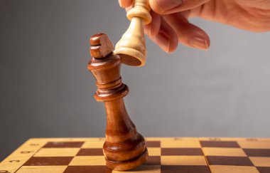 İş stratejisi konsepti. Şövalye satrançta şah mat yapmak için son adımını atıyor.